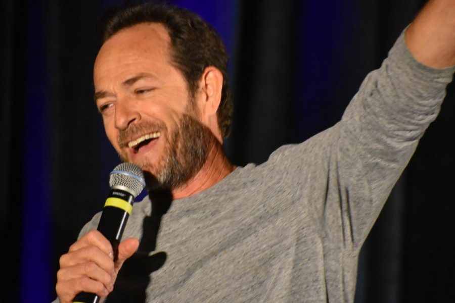 Luke Perry speaking to the audience at Riverdale: The Official Convention hosted by 
Creation Entertainment in Rosemont, Illinois (2018)