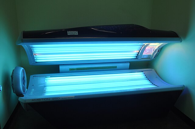 A traditional lay down tanning bed, accessed from Wikimedia Commons 