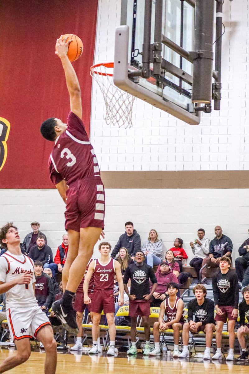Gavin Anderson scores against Minooka  with a slam dunk. 

📸: @rj.prodz
